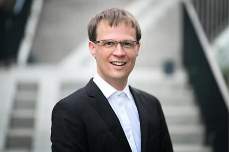 Headshot of Linus Mattauch